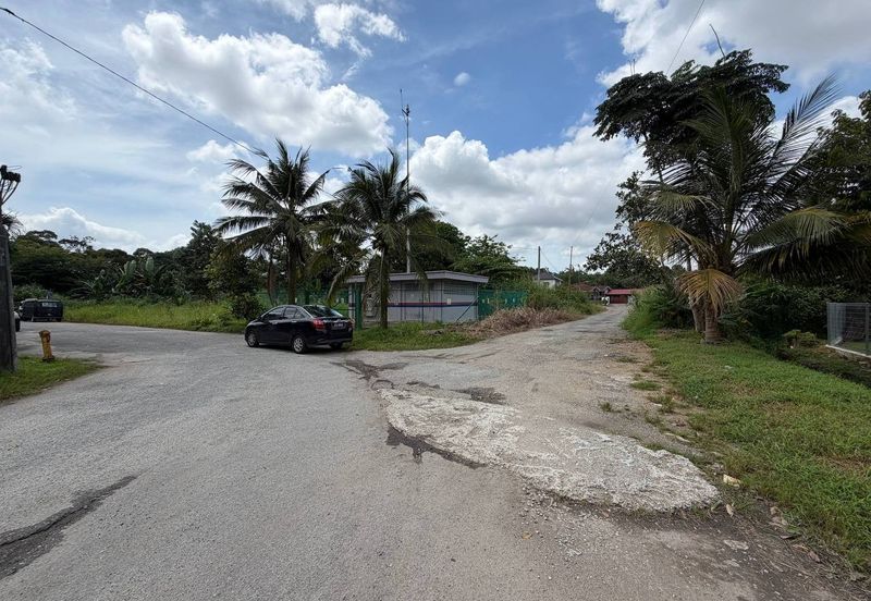 TANAH LOT BELAKANG SEKOLAH @ KG MAJU JAYA, KEMPAS LAMA FOR SALE