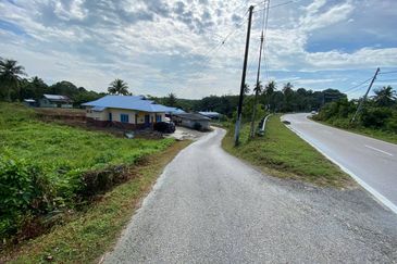 TANAH STATUS BANGUNAN @ JALAN SEKAKAP, TELUK ISKANDAR FOR SALE