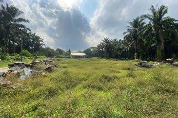 TANAH 2 EKAR BESERTA 2 RUMAH DI KOTA TINGGI UTK DIJUAL