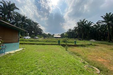 TANAH 2 EKAR BESERTA 2 RUMAH DI KOTA TINGGI UTK DIJUAL