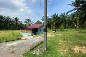 TANAH 2 EKAR BESERTA 2 RUMAH DI KOTA TINGGI UTK DIJUAL