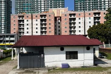 BUNGALOW SINGLE STOREY @ JALAN DATIN HALIMAH, LARKIN FOR SALE