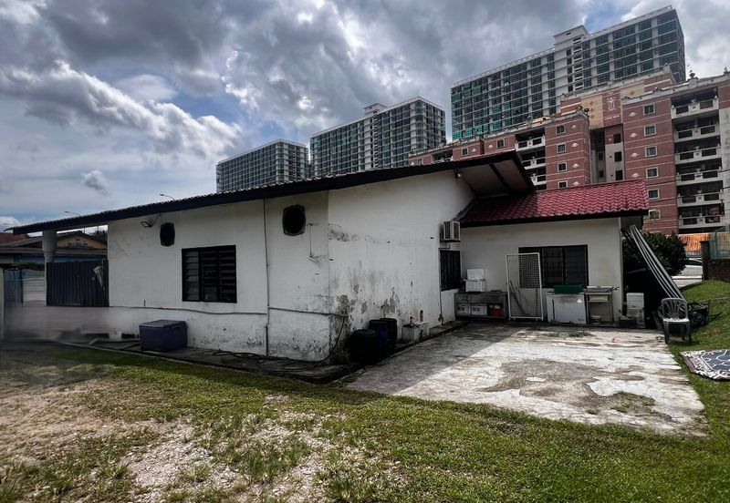 BUNGALOW SINGLE STOREY @ JALAN DATIN HALIMAH, LARKIN FOR SALE