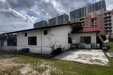 BUNGALOW SINGLE STOREY @ JALAN DATIN HALIMAH, LARKIN FOR SALE