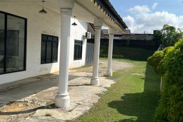 BUNGALOW SINGLE STOREY @ JALAN DATIN HALIMAH, LARKIN FOR SALE