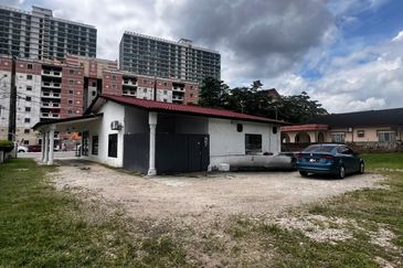 BUNGALOW SINGLE STOREY @ JALAN DATIN HALIMAH, LARKIN FOR SALE