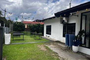 BUNGALOW SINGLE STOREY @ JALAN DATIN HALIMAH, LARKIN FOR SALE