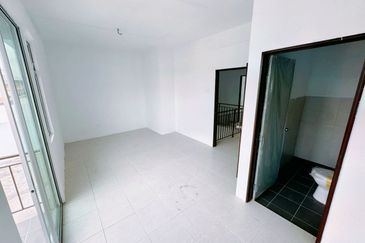 LIKE NEW HOUSE / TAMAN SCIENTEX KOTA TINGGI / ORIGINAL UNiT HOUSE FOR SALE