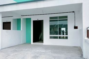 LIKE NEW HOUSE / TAMAN SCIENTEX KOTA TINGGI / ORIGINAL UNiT HOUSE FOR SALE
