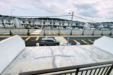 LIKE NEW HOUSE / TAMAN SCIENTEX KOTA TINGGI / ORIGINAL UNiT HOUSE FOR SALE