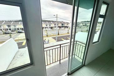 LIKE NEW HOUSE / TAMAN SCIENTEX KOTA TINGGI / ORIGINAL UNiT HOUSE FOR SALE