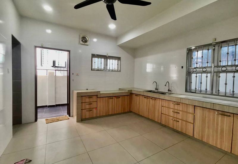 Jalan Suasana, Bandar Tun Hussein Onn