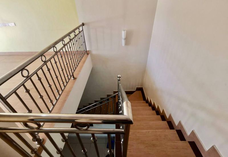 Jalan Suasana, Bandar Tun Hussein Onn