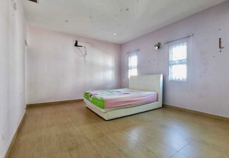 Jalan Suasana, Bandar Tun Hussein Onn