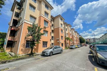 Sri Puteri (Earls Court), Ukay Perdana