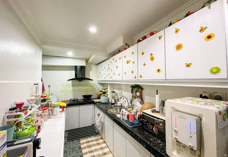 Sri Puteri (Earls Court), Ukay Perdana