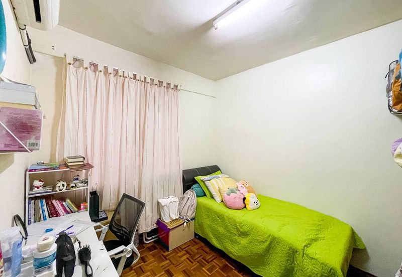 Sri Puteri (Earls Court), Ukay Perdana