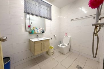 Jalan Suasana, Bandar Tun Hussein Onn