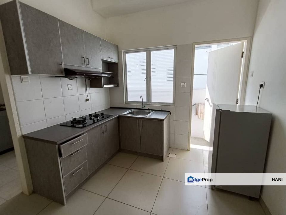 3 Storey Terrace House Bayu Heights Taman Desa Serdang Seri Kembangan, Selangor, Seri Kembangan