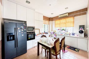 Puncak Pinggiran Putra