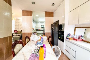 Puncak Pinggiran Putra