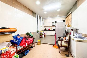 Puncak Pinggiran Putra