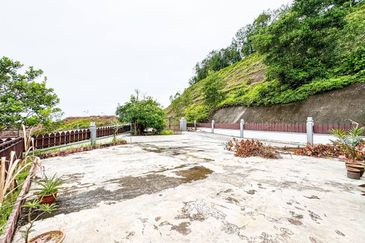 Puncak Pinggiran Putra