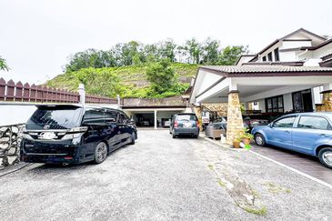 Puncak Pinggiran Putra