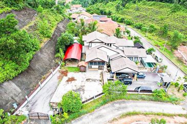 Puncak Pinggiran Putra