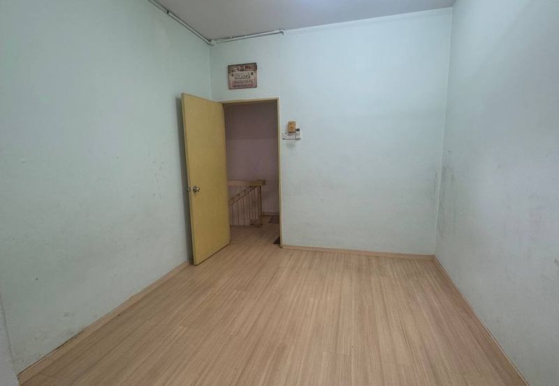 Corner Lot 2.5 Storey Saujana Damansara – 2,863 sqft Below Market, RM930K Only