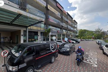 Main road frontage shop lot for rent at Bandar Puteri Puchong 