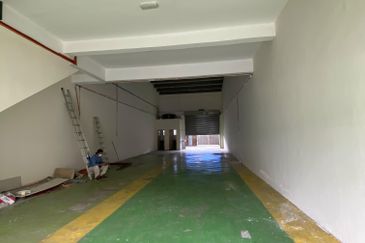 Bandar Puteri 5 Shop office 1.5 sty for rent 