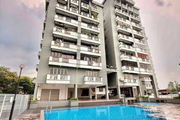 Turf View Apartment (Mutiara Serdang)