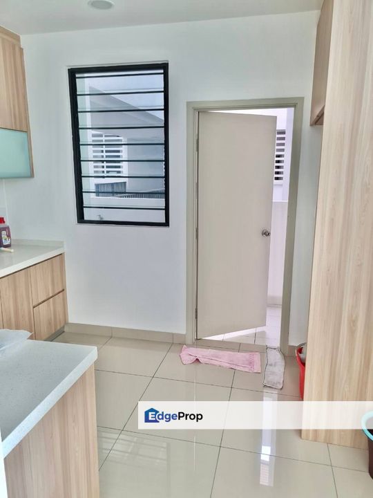 Skyvilla @ D Island Residence Puchong Selangor with 2 CAR PARKS FOR SALE, Selangor, Puchong