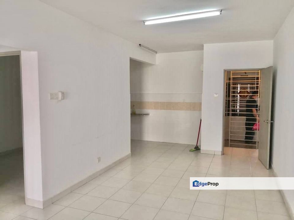 Pangsapuri Suria Permai Bandar Putra Permai Seri Kembangan NEAR LRT FOR SALE, Selangor, Puchong South