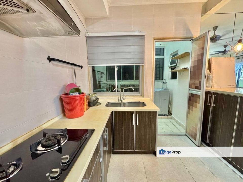 PARTIALLY FURNISHED FREEHOLD Villa Pavilion Condominium Taman Bukit Serdang Seri Kembangan FOR SALE, Selangor, Seri Kembangan