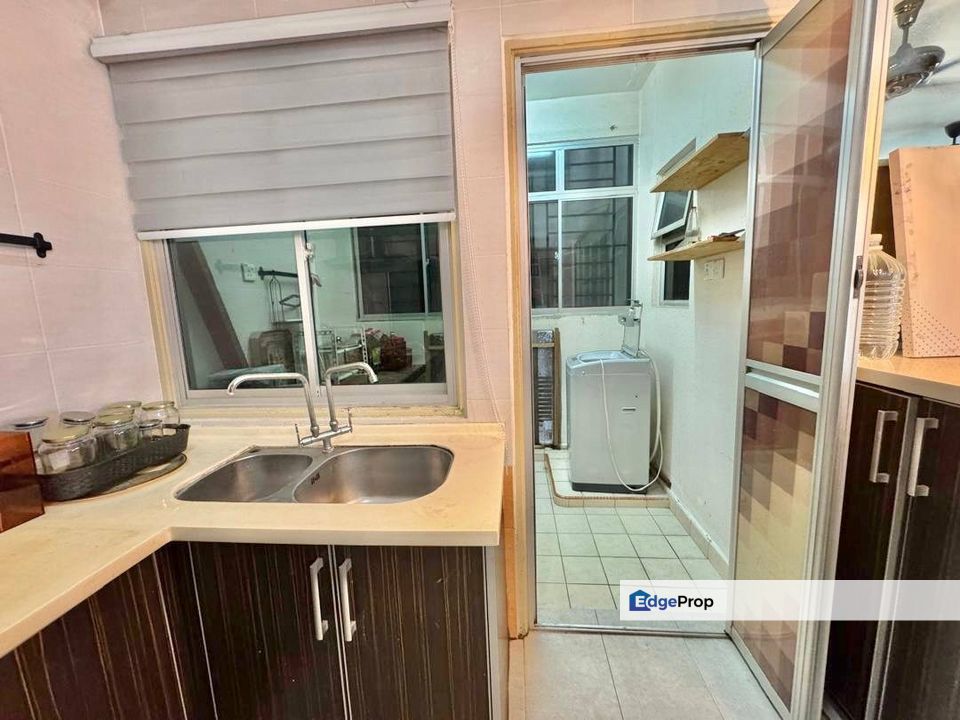 PARTIALLY FURNISHED FREEHOLD Villa Pavilion Condominium Taman Bukit Serdang Seri Kembangan FOR SALE, Selangor, Seri Kembangan
