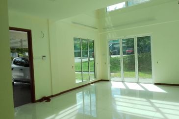 2 1/2 storey big bungalow and privacy