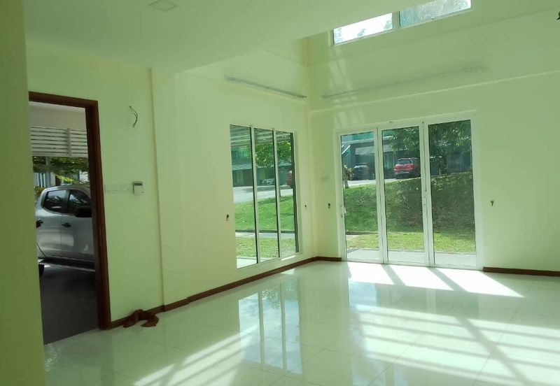 2 1/2 storey big bungalow and privacy