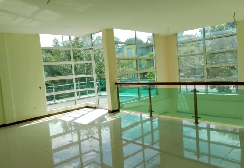 2 1/2 storey big bungalow and privacy