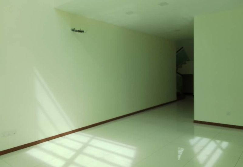 2 1/2 storey big bungalow and privacy