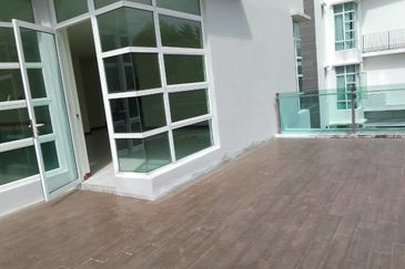 2 1/2 storey big bungalow and privacy