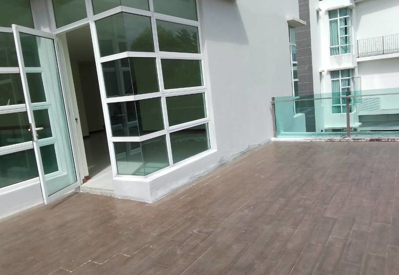 2 1/2 storey big bungalow and privacy