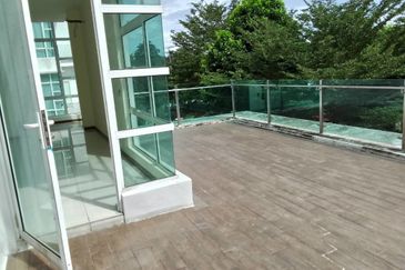 2 1/2 storey big bungalow and privacy