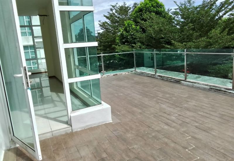 2 1/2 storey big bungalow and privacy