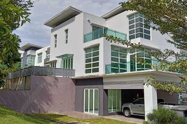 2 1/2 storey big bungalow and privacy