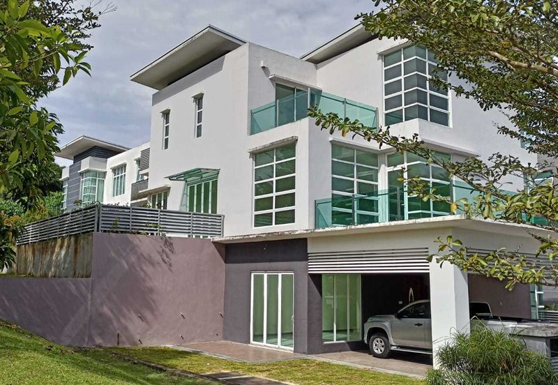 2 1/2 storey big bungalow and privacy