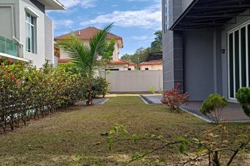 2 1/2 storey big bungalow and privacy