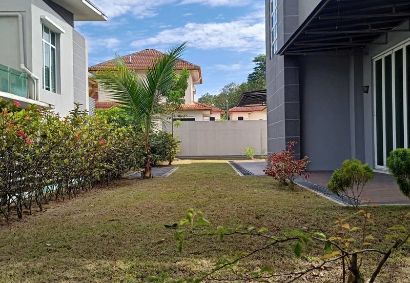 2 1/2 storey big bungalow and privacy