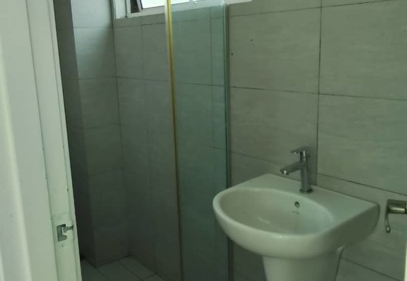 2 1/2 storey big bungalow and privacy